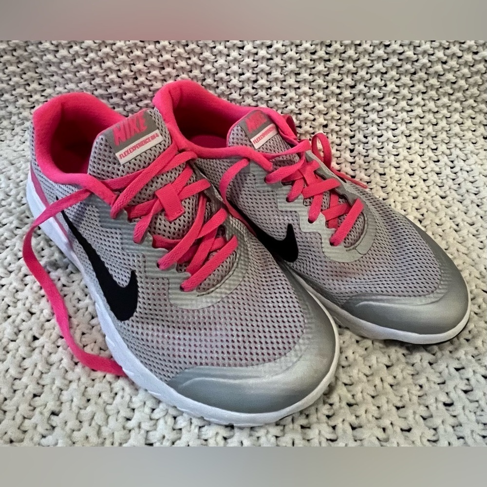 NWOT Women’s Nike Flex Experience Pink/Gray Running Shoes; Size 6Y [W 7.5]